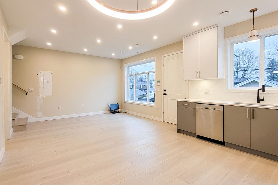 3433 E 23rd Avenue Vancouver, BC - 4