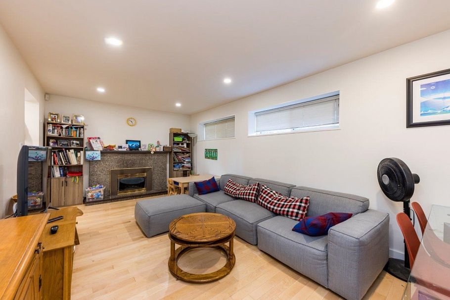 2094 Viewlynn Drive North Vancouver, BC - 36