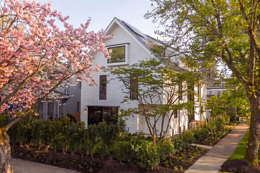 1 2830 Musqueamview Street Vancouver, BC - 1