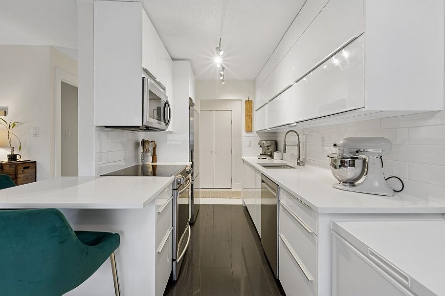 402 555 W 28th Street North Vancouver, BC - 11