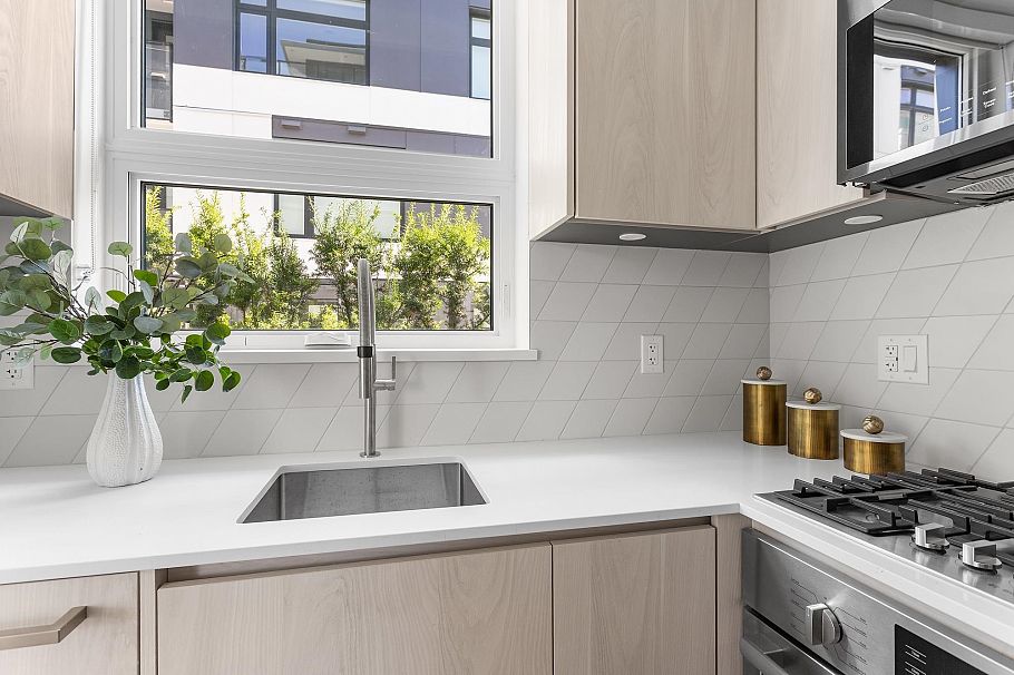 3249 Clive Avenue Vancouver, BC - 1