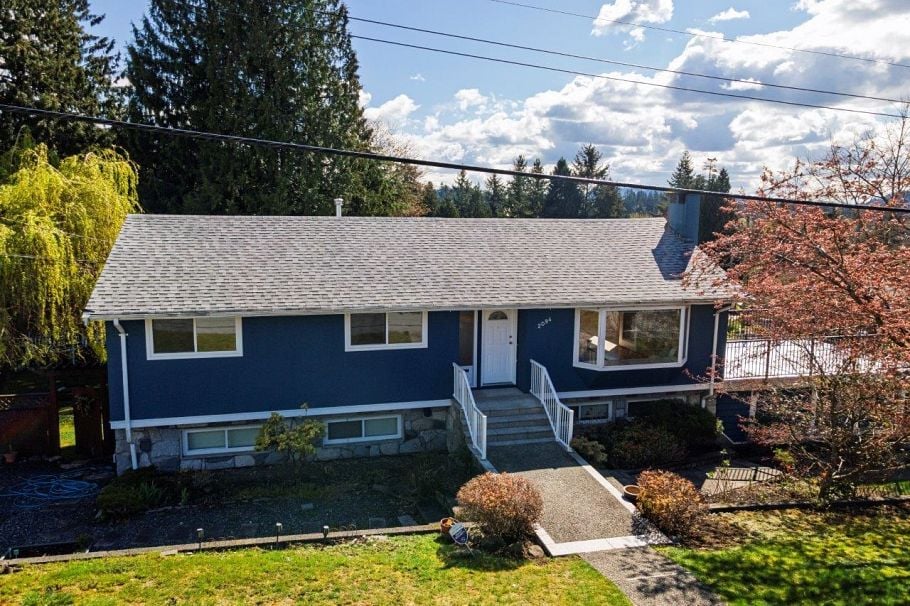 2094 Viewlynn Drive North Vancouver, BC - 1