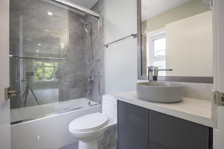 1 5808 Lanark Street Vancouver, BC - 18