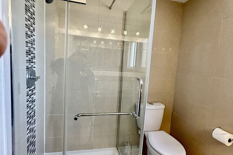 1544 W 68th Avenue Vancouver, BC - 29
