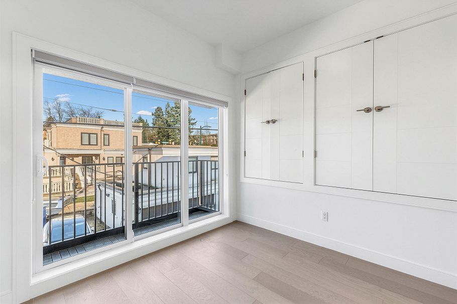 7353 Oak Street Vancouver, BC - 9