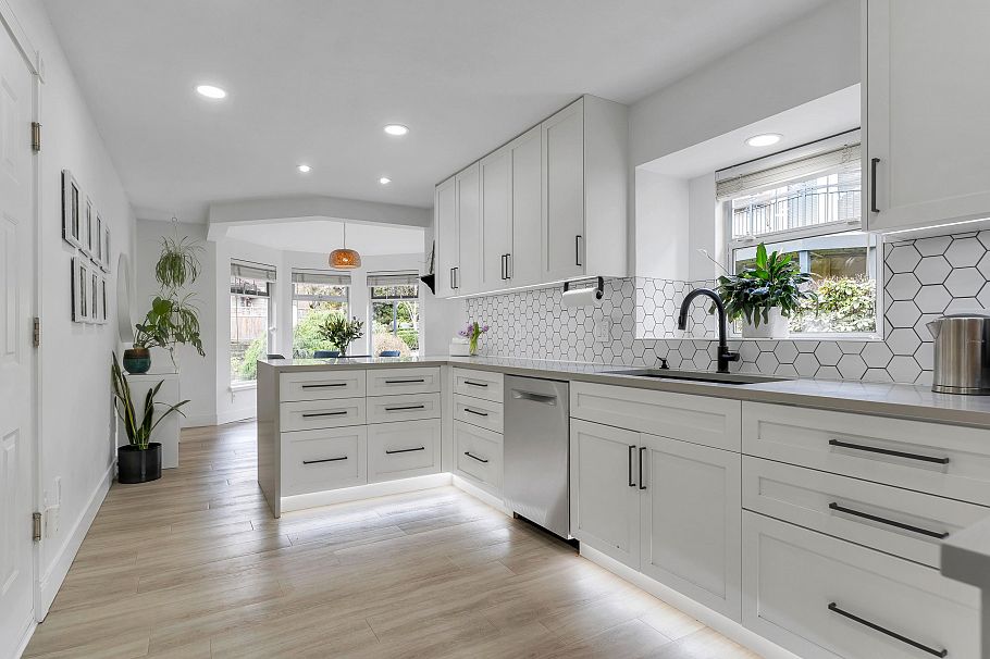 1102 Strathaven Drive North Vancouver, BC - 1