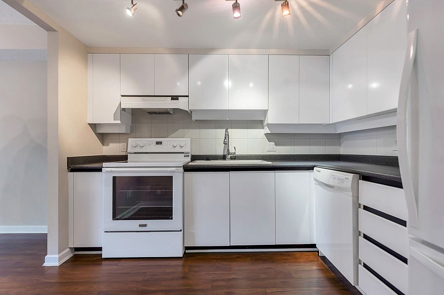 603 1132 Haro Street Vancouver, BC - 3