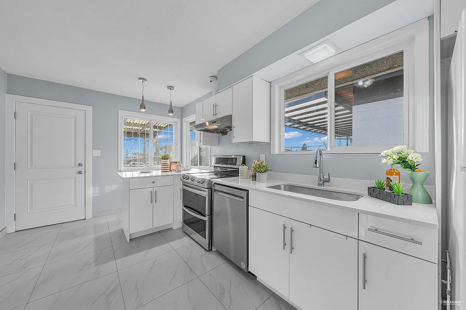 1362 E 60th Avenue Vancouver, BC - 9