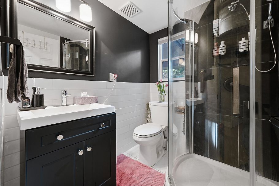 4535 Raeburn Street North Vancouver, BC - 32