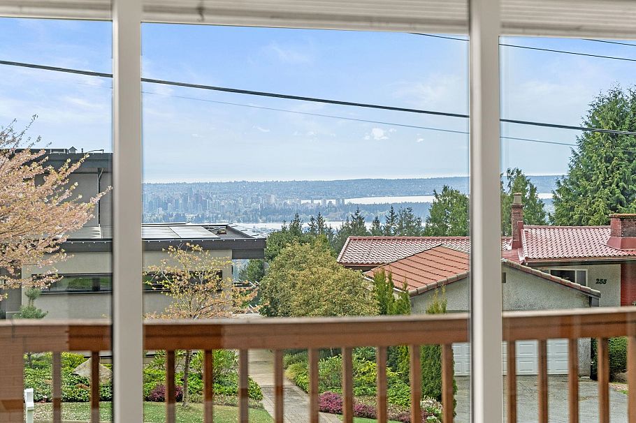 234 Rondoval Crescent North Vancouver, BC - 11