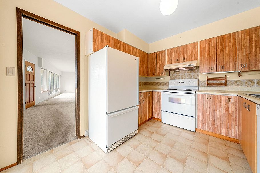 234 Rondoval Crescent North Vancouver, BC - 16