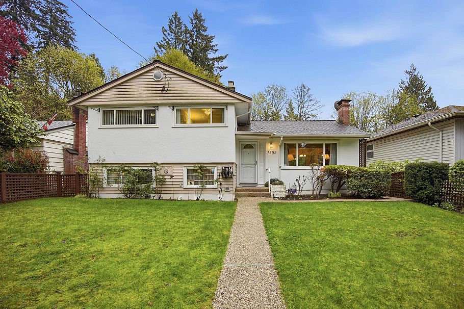 1852 Larson Road North Vancouver, BC - 2