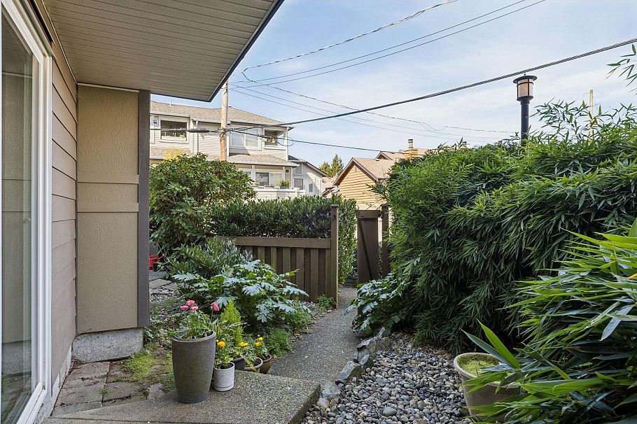 152A W 18th Street North Vancouver, BC - 32