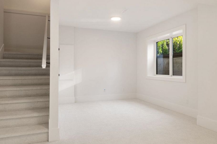 338 W 24th Street North Vancouver, BC - 25