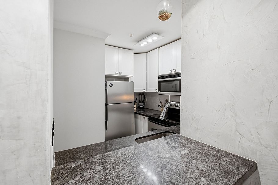 307 1230 Haro Street Vancouver, BC - 4