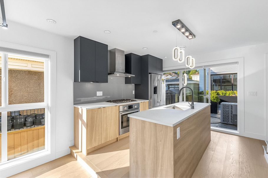 1007 W 58th Avenue Vancouver, BC - 2