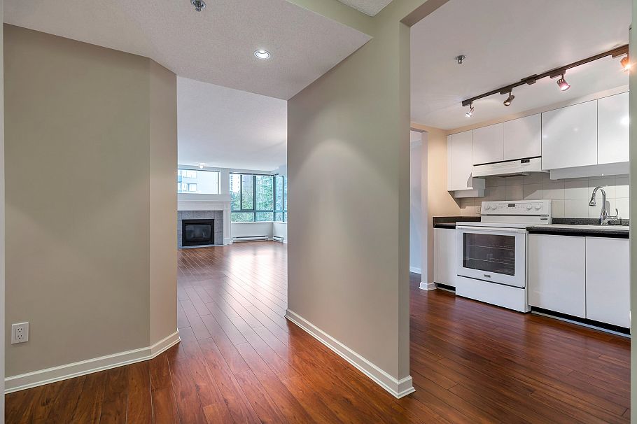 603 1132 Haro Street Vancouver, BC - 2