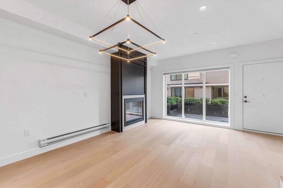 7353 Oak Street Vancouver, BC - 2