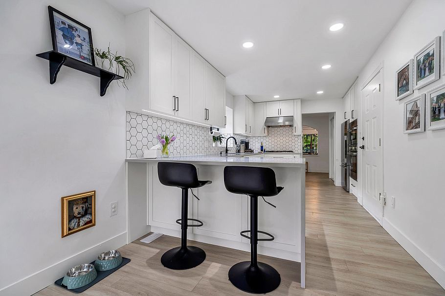 1102 Strathaven Drive North Vancouver, BC - 6