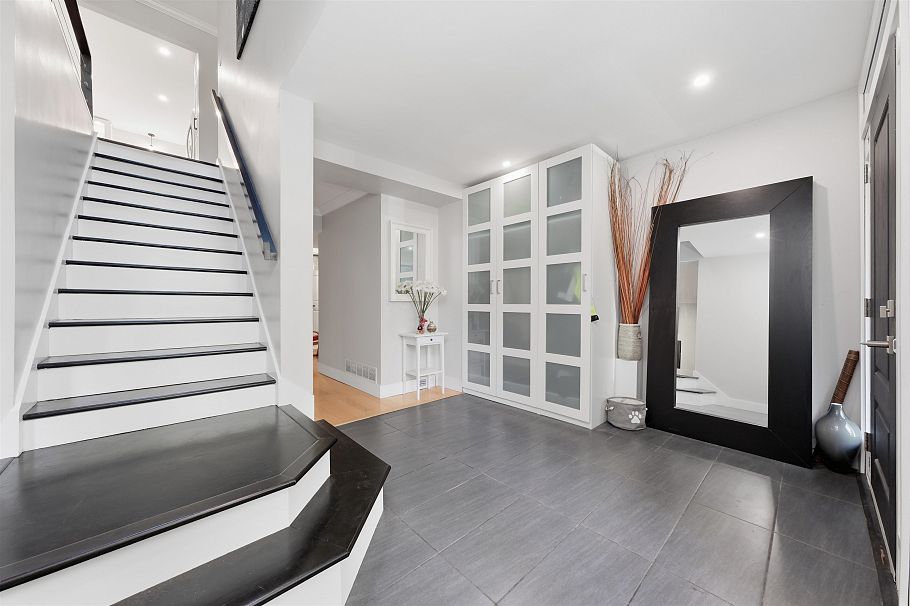 4535 Raeburn Street North Vancouver, BC - 4