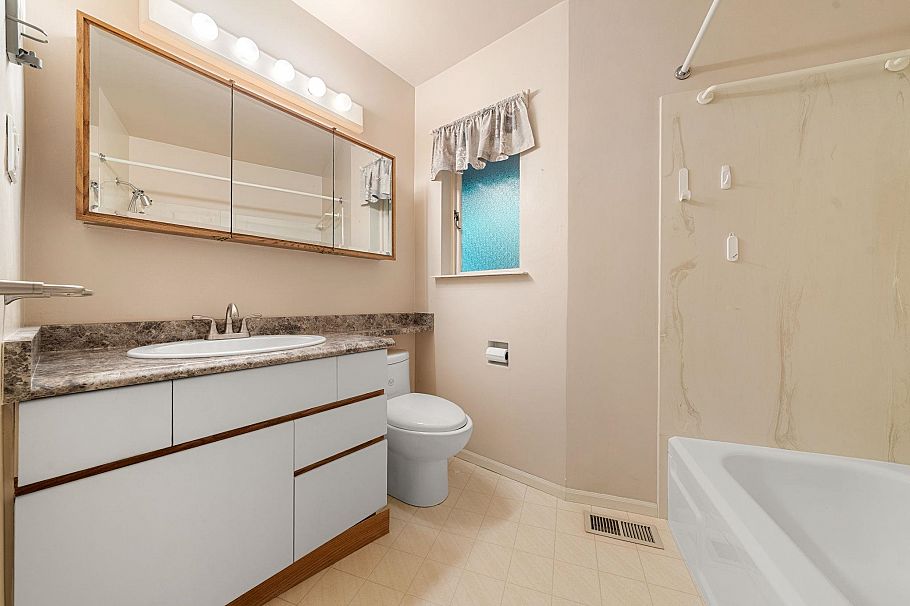 234 Rondoval Crescent North Vancouver, BC - 18