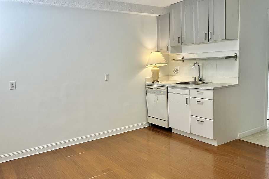 1544 W 68th Avenue Vancouver, BC - 23