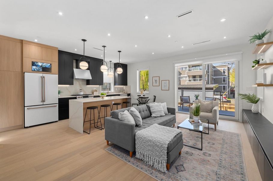 679 W 18th Avenue Vancouver, BC - 2