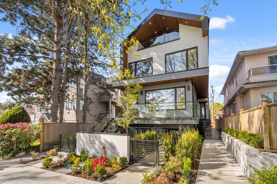 679 W 18th Avenue Vancouver, BC - 1