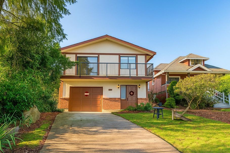 3003 NW Sunnyhurst Road North Vancouver, BC - 1