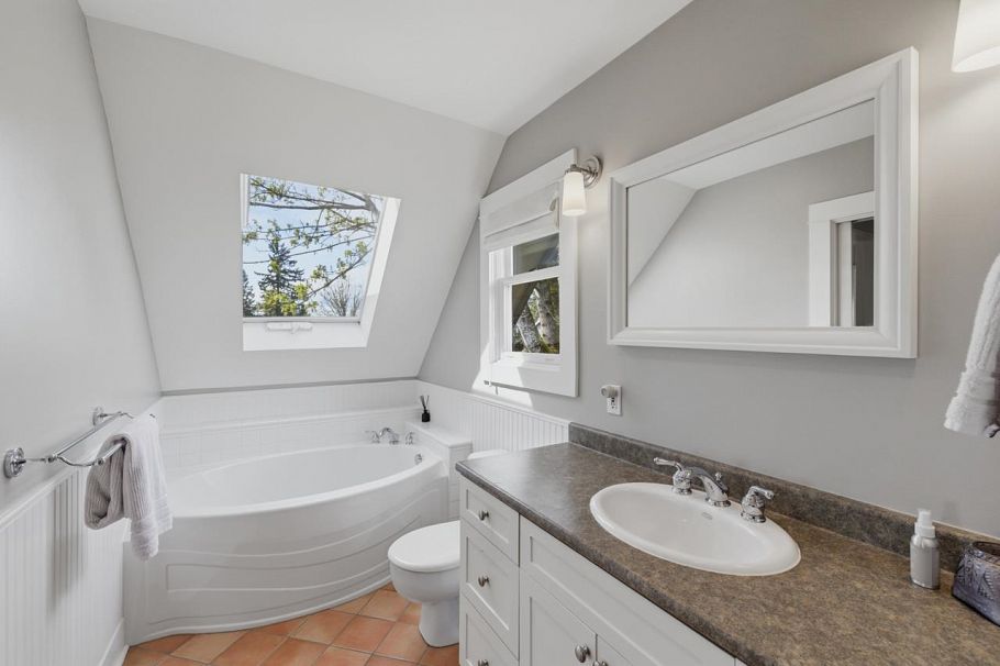 424 E Keith Road North Vancouver, BC - 22