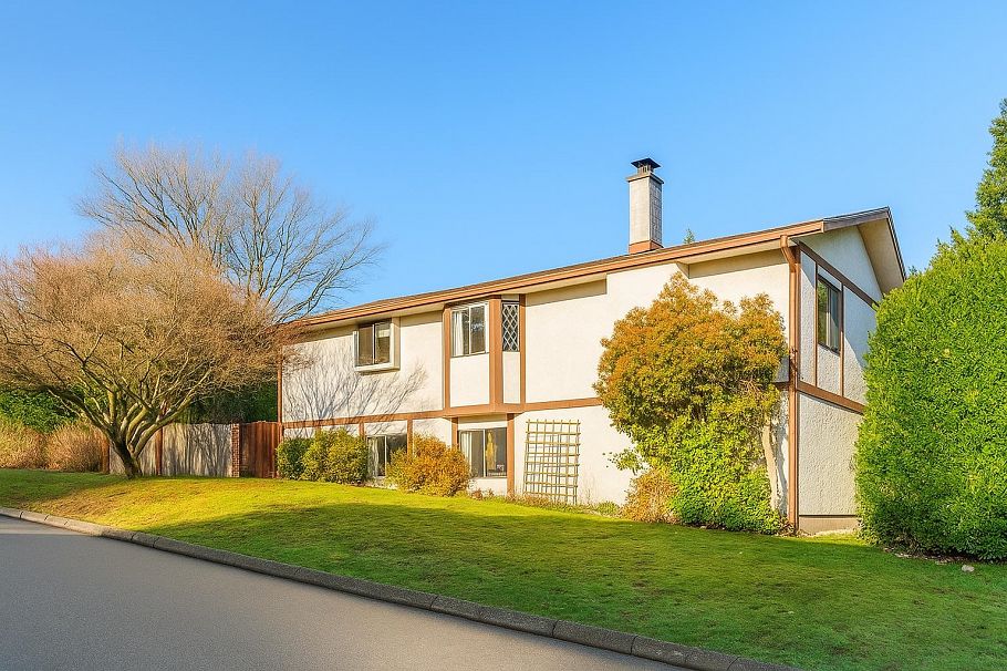 3003 NW Sunnyhurst Road North Vancouver, BC - 23