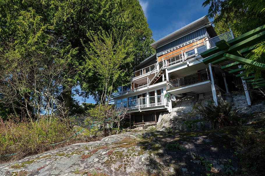 4515 Stonehaven Avenue North Vancouver, BC - 4
