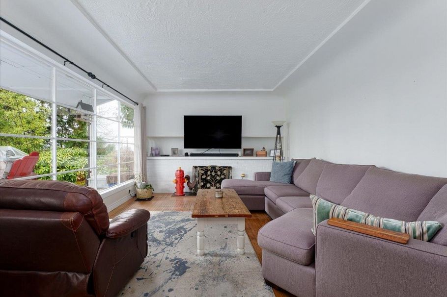 322 E 25th Street North Vancouver, BC - 4