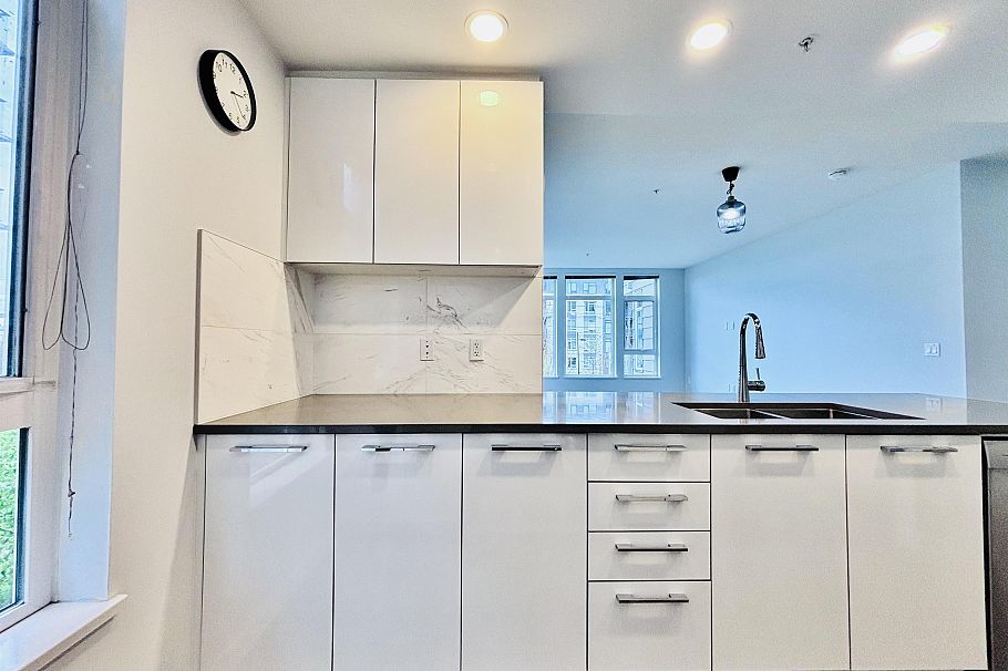 302 3263 Pierview Crescent Vancouver, BC - 2