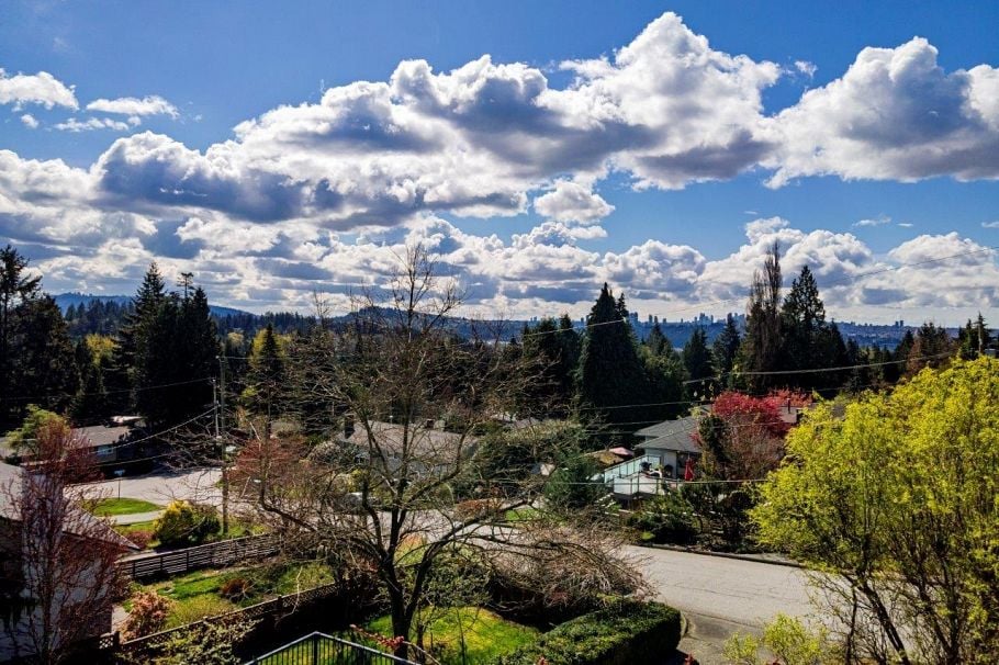 2094 Viewlynn Drive North Vancouver, BC - 2