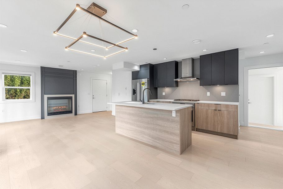 7357 Oak Street Vancouver, BC - 2