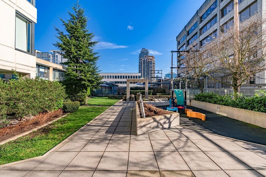 404 1690 W 8th Avenue Vancouver, BC - 9