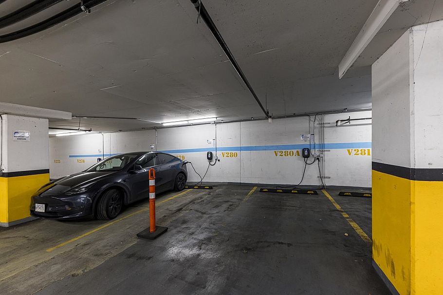 303 185 Victory Ship Way North Vancouver, BC - 25