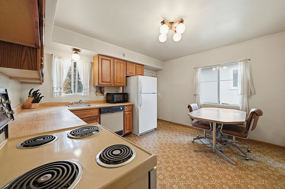 5878 Argyle Street Vancouver, BC - 5
