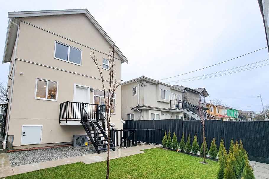 3433 E 23rd Avenue Vancouver, BC - 3