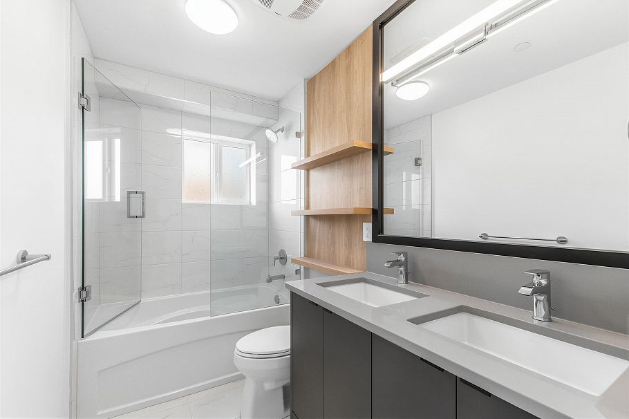 7357 Oak Street Vancouver, BC - 8