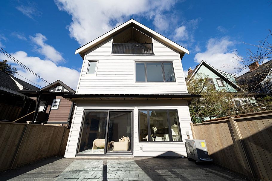 2 864 E 16th Avenue Vancouver, BC - 1