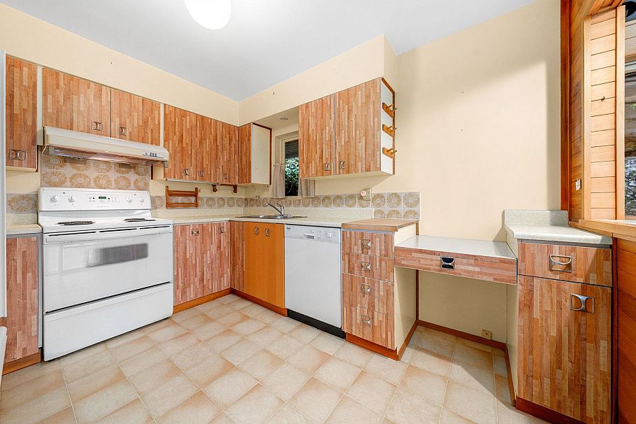 234 Rondoval Crescent North Vancouver, BC - 15