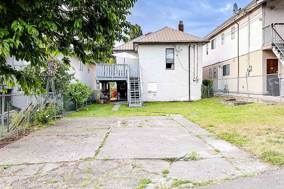 2354 E 33rd Avenue Vancouver, BC - 17