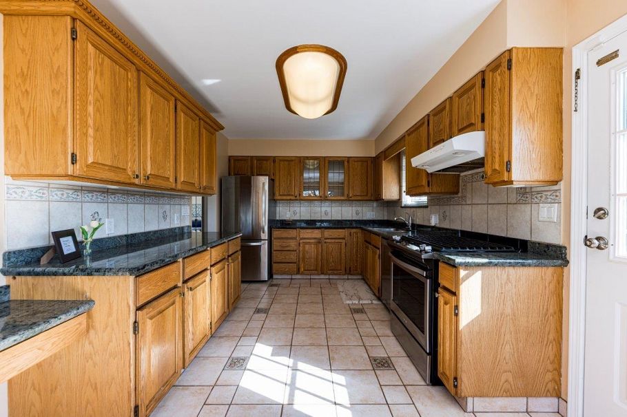 2094 Viewlynn Drive North Vancouver, BC - 25