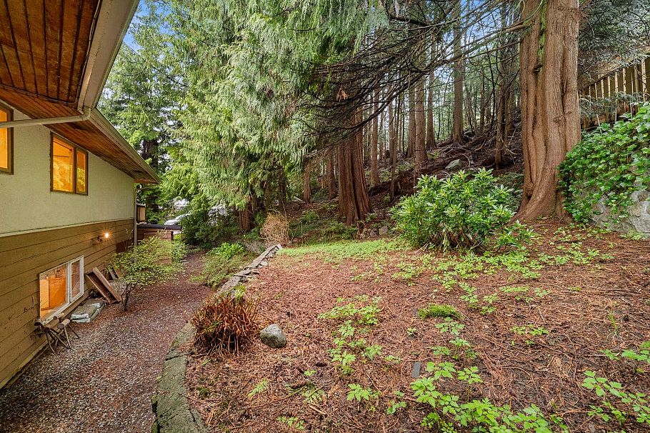 234 Rondoval Crescent North Vancouver, BC - 34