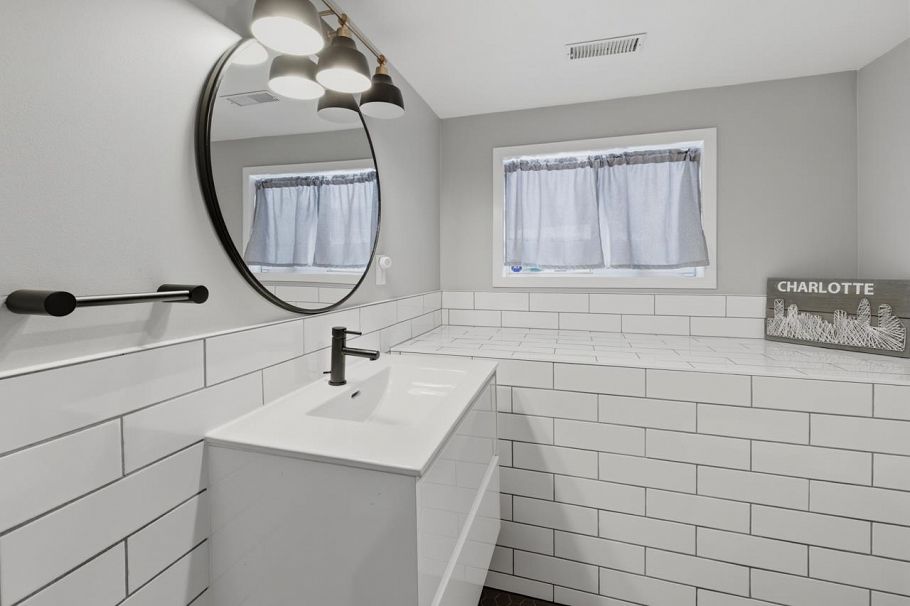 424 E Keith Road North Vancouver, BC - 31