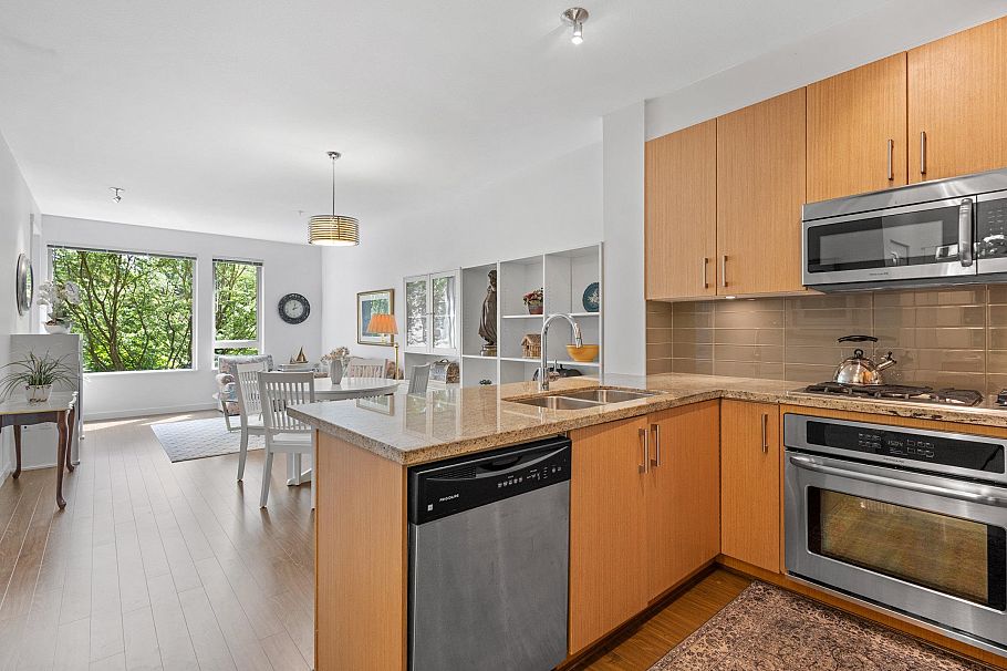 227 119 W 22nd Street North Vancouver, BC - 4