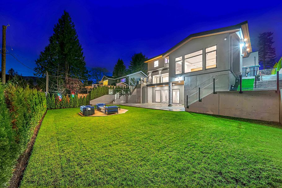 4399 Highland Boulevard North Vancouver, BC - 2