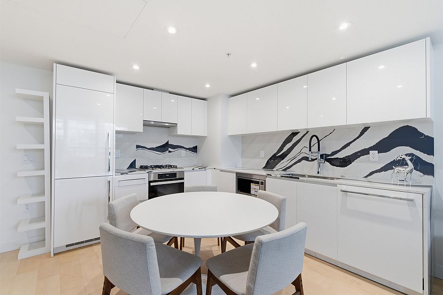 410 135 E 13th Street North Vancouver, BC - 4